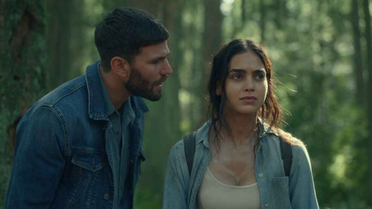 Austin Stowell y Melissa Barrera, los protagonistas de Sigue Respirando, en Netflix.