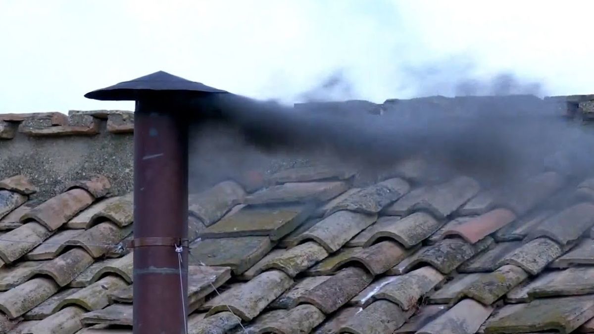 El humo negro de la chimenea del Vaticano de este jueves a primera hora indica que no hay nuevo papa todavía.