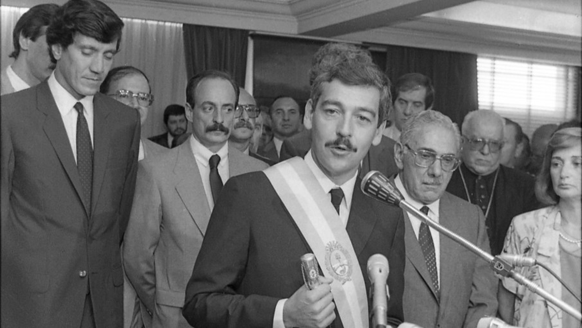 Mendoza, 1987. Pilo Bordón ya recibió los atributos de gobernador de manos de Llaver. A la izquierda, Arturo Lafalla, su vice, quien fue gobernador entre 1995 y 1999. Mendoza, 1987. Pilo Bordón ya recibió los atributos de gobernador de manos de Llaver. A la izquierda, Arturo Lafalla, su vice, quien fue gobernador entre 1995 y 1999.