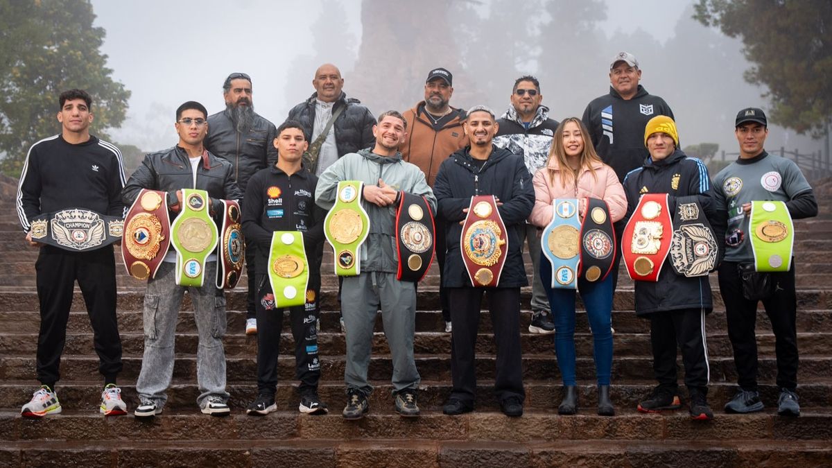 Los campeones y sus técnicos posando con sus títulos de boxeo profesional. Los campeones y sus técnicos posando con sus títulos de boxeo profesional.