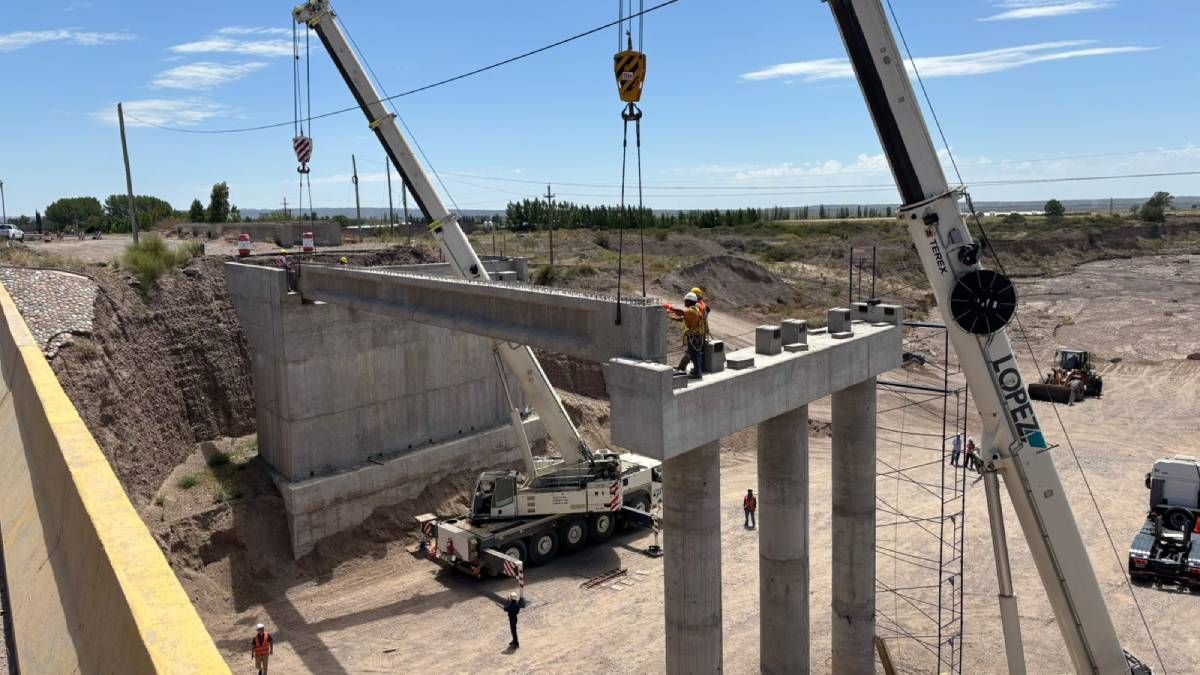 La obra de los puentes caídos de la Ruta 40, que colapsaron entre el 2020 y el 2021, se retomó en diciembre pasado cuando sólo tenían un avance del 20% de la obra. La obra de los puentes caídos de la Ruta 40, que colapsaron entre el 2020 y el 2021, se retomó en diciembre pasado cuando sólo tenían un avance del 20% de la obra.