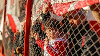 Tarde fresca y a pleno sol para que los hinchas del Deportivo Maipú disfruten la racha positiva del Cruzado