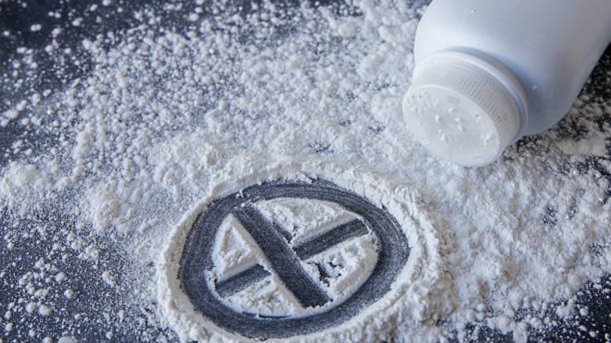 El hombre llevaba 18 envases de talco que pesaban 1,8 kilogramos. El hombre llevaba 18 envases de talco que pesaban 1,8 kilogramos.