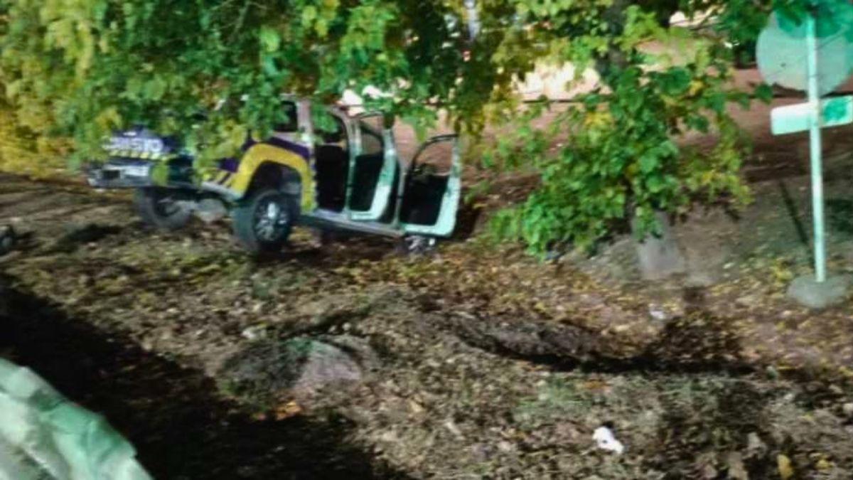 Así quedó la camioneta municipal tras el accidente en Guaymallén.