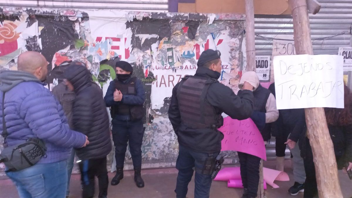 A pesar del intento de diálogo, los feriantes se negaron a dejar la vereda de calle General Paz de Capital, donde la dueña del predio pidió la demolición del espacio. A pesar del intento de diálogo, los feriantes se negaron a dejar la vereda de calle General Paz de Capital, donde la dueña del predio pidió la demolición del espacio.