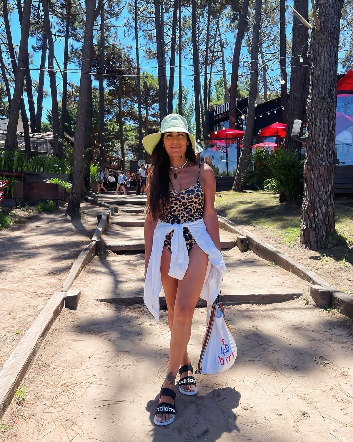 Florencia de la V estrenó la enteriza animal print infaltable del verano 2025. Florencia de la V estrenó la enteriza animal print infaltable del verano 2025.