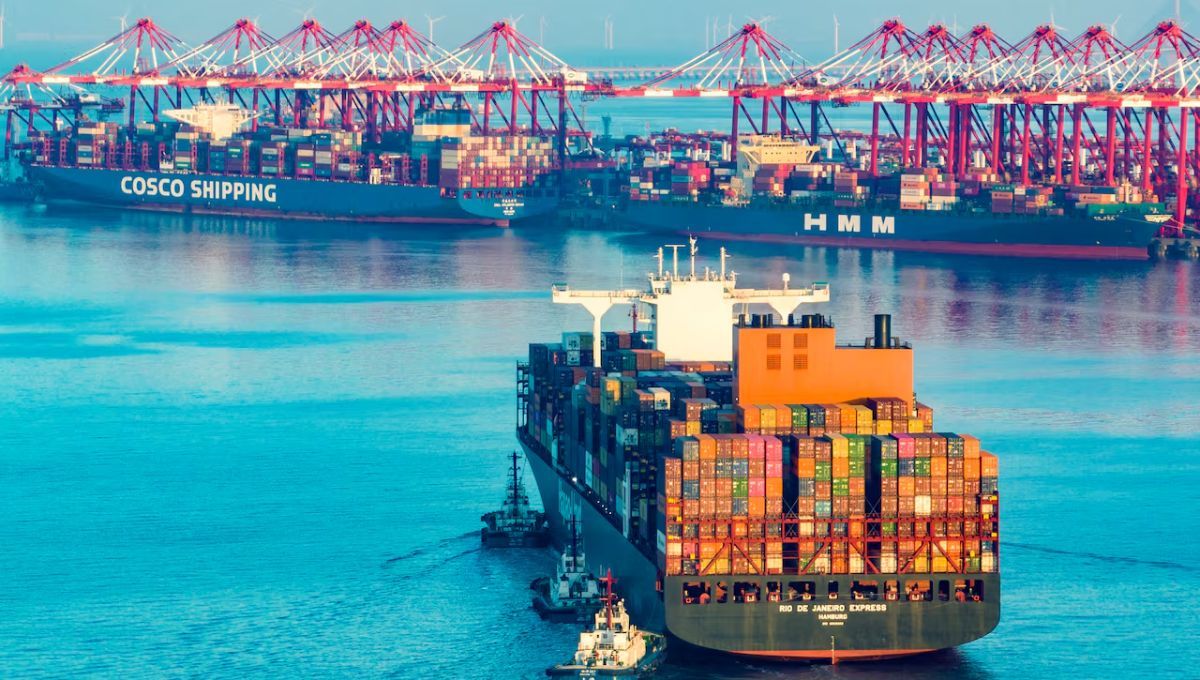 Se utilizan grúas de gran tamaño, así como elevadores y sistemas de transporte automatizados, para manejar las operaciones de carga y descarga de grandes cantidades de mercancías. Se utilizan grúas de gran tamaño, así como elevadores y sistemas de transporte automatizados, para manejar las operaciones de carga y descarga de grandes cantidades de mercancías. 