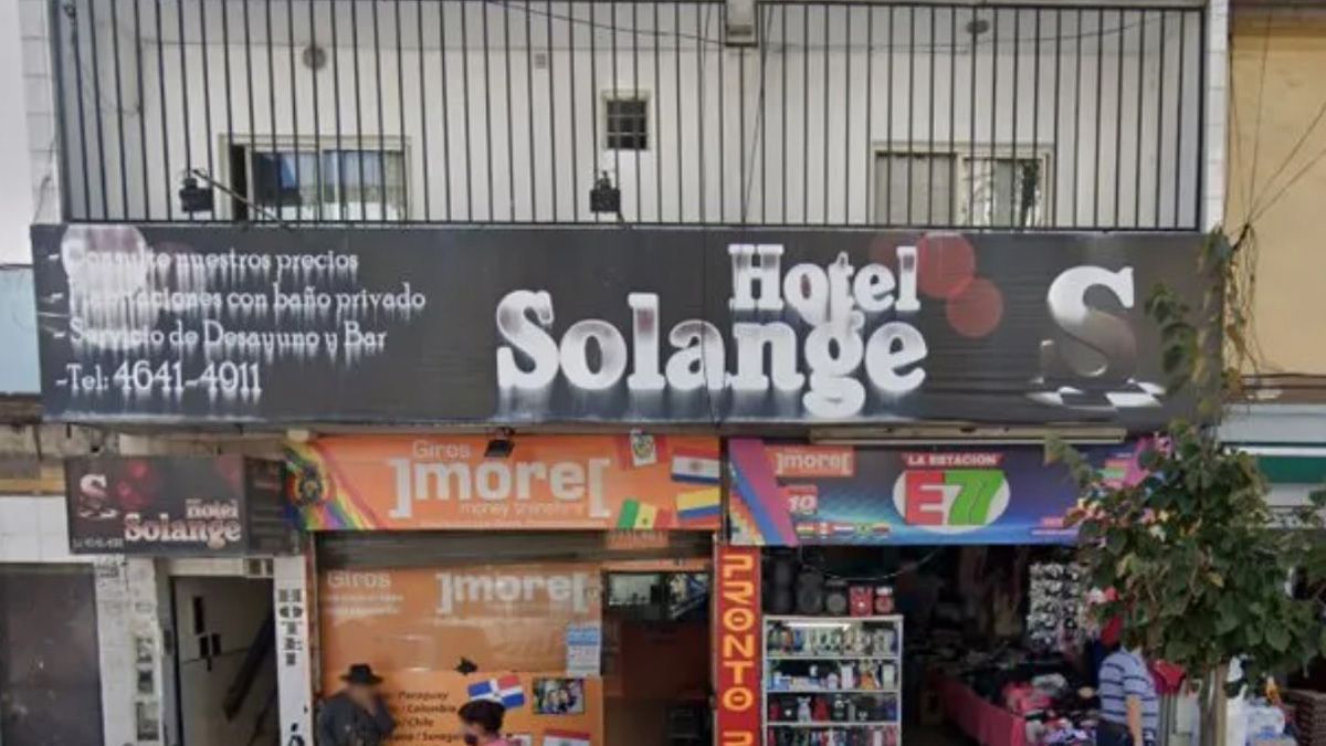 El hombre fue encontrado en la habitación del hotel, situado en el barrio de Liniers, tirado sobre una cama con manchas de sangre en su cuerpo