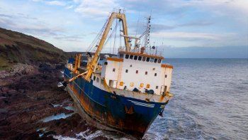 Videos: tras la devastadora tormenta Dennis apareció un barco fantasma en la costa irlandesa