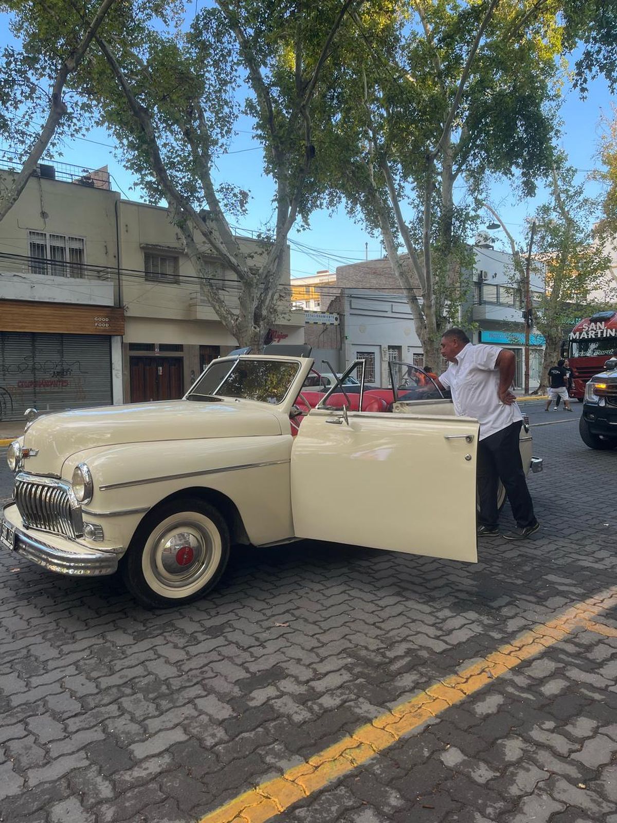 Carlos Aduchi y su auto furor en la Vía Blanca de la Vendimia 2025. Carlos Aduchi y su auto furor en la Vía Blanca de la Vendimia 2025.