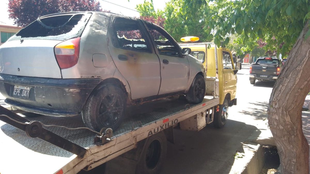 Este es el auto incendiado dos veces en Tupungato. Primero fue una falla del motor, lo apagaron los bomberos, y por falta de documentación, cuando lo iban a secuestrar, los dueños lo volvieron a incendiar en la vía pública.