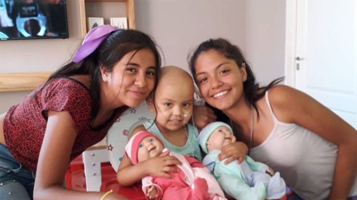 Delfina Carrasco junto a sus hermanas. La pequelña volvió a Malargüe&nbsp;