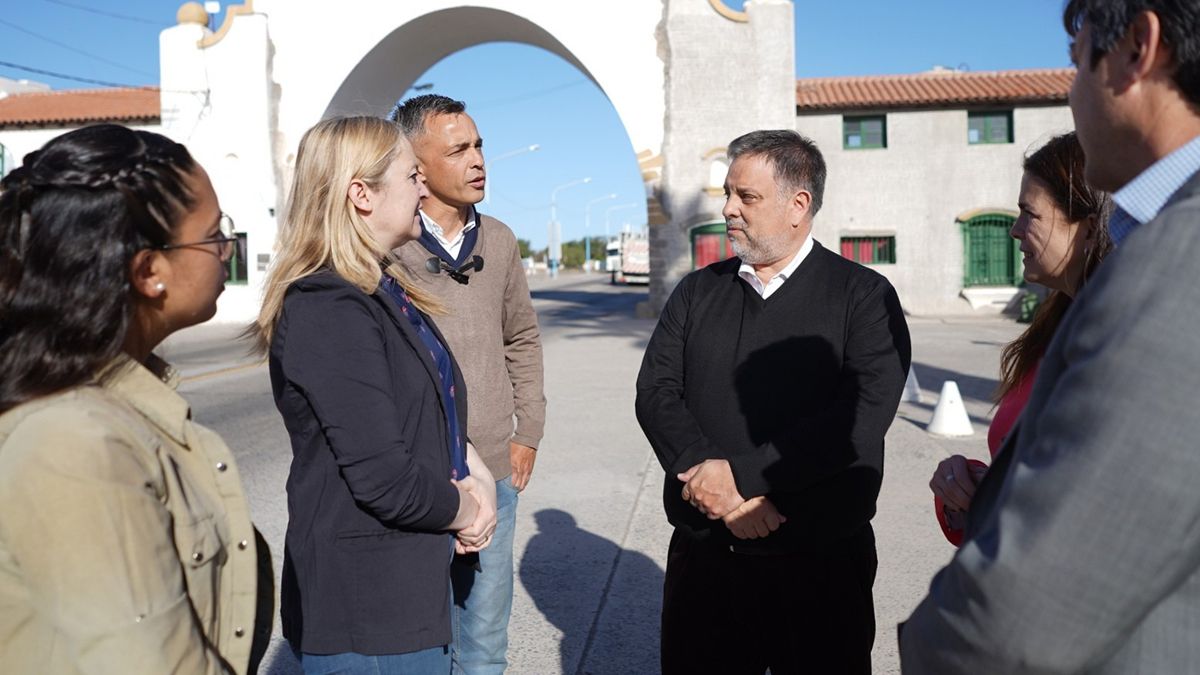 Hebe Casado y Ricardo Endeiza junto a sus equipos de trabajo reunidos en el límite entre Mendoza y San Luis.