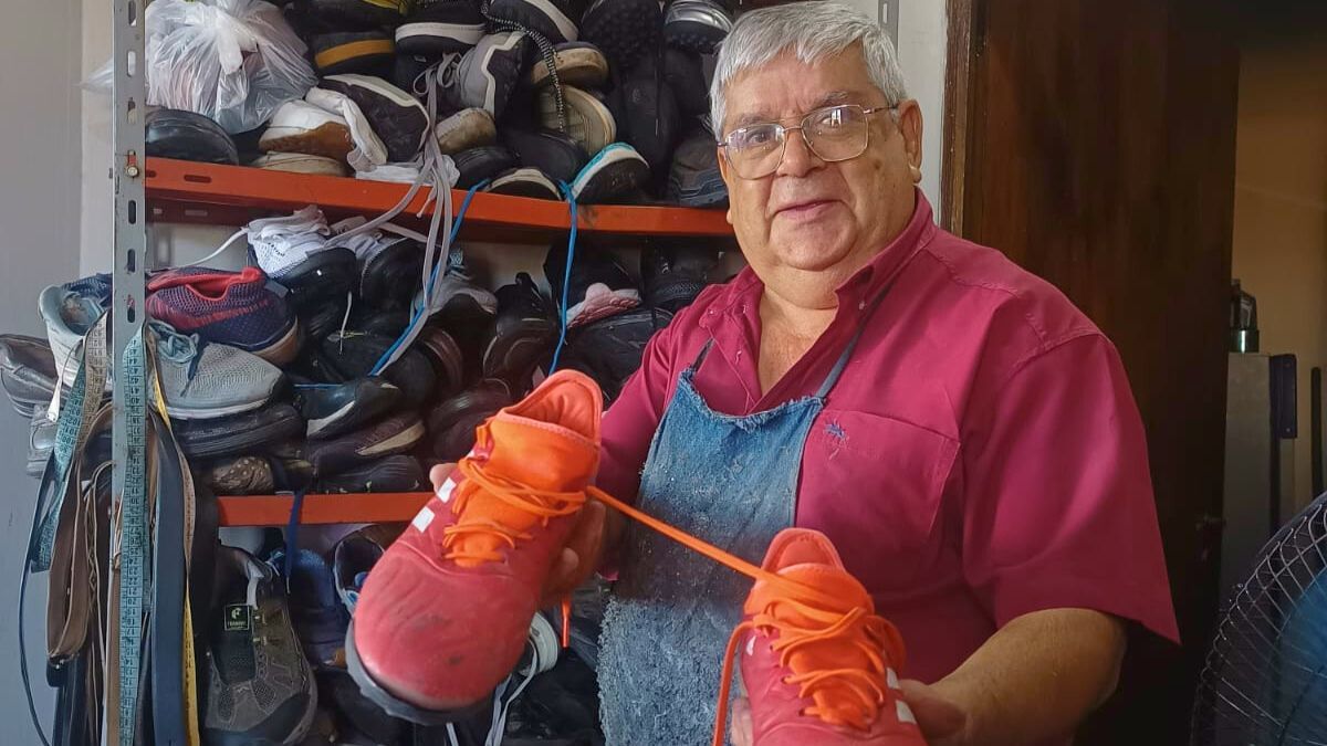 A los 12, después de hacer cadetería y limpieza en un taller de calzado, le dijeron: "Poné un taquito". Y aprendió. A los 12, después de hacer cadetería y limpieza en un taller de calzado, le dijeron: "Poné un taquito". Y aprendió.