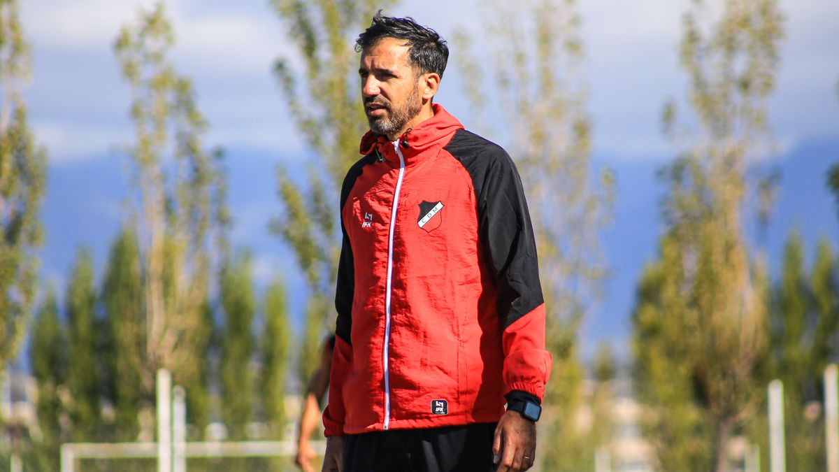 Mariano Echeverr&iacute;a en sus primeras dos pr&aacute;cticas en el Deportivo Maip&uacute; les transmiti&oacute; a sus jugadores sus conceptos.