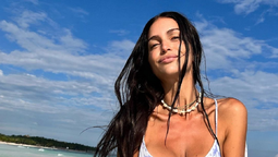 Desde Ibiza, Zaira Nara deslumbró con la microbikini taparrabos furor del verano europeo