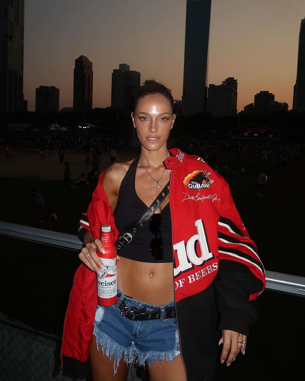 Desde Chicago, Oriana Sabatini se suma al cowboy en clave ultra XS y anticipa la primavera verano.