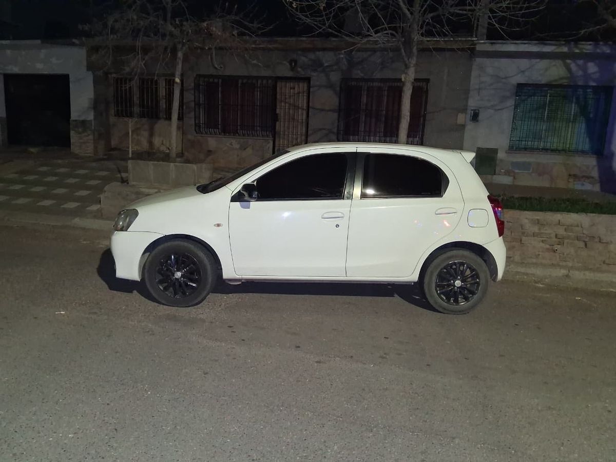 Tras detectar el vehículo robado en Godoy Cruz, la Policía inició una persecución que terminó con el coche abandonado. Tras detectar el vehículo robado en Godoy Cruz, la Policía inició una persecución que terminó con el coche abandonado.