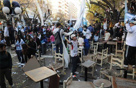 Por los festejos de la victoria de Argentina, varios negocios de la Peatonal sufrieron destrozos