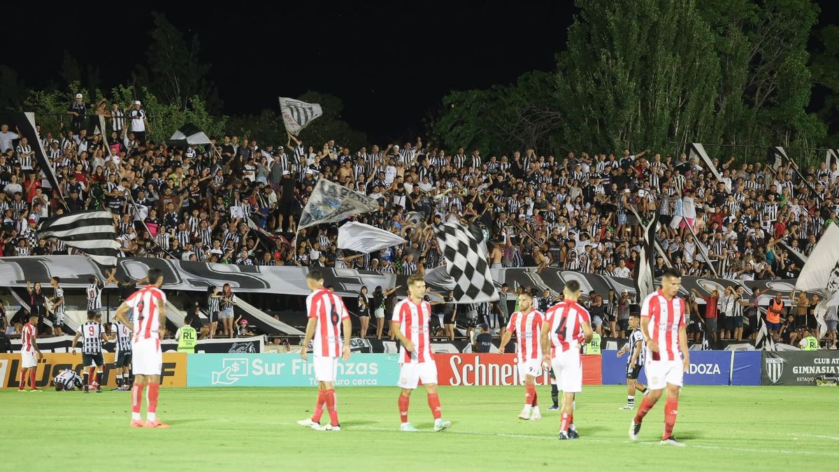 El encuentro entre Gimnasia y Esgrima y San Martín de Tucumán se disputó en el Víctor Legrotaglie.    Foto: Cristian Lozano. 