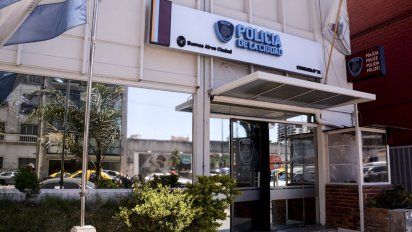 La oficial de la Policía de la Ciudad se desempeñaba en la Comisaría Cevinal 12B. Su pareja, un policía de tránsito fue detenido acusado de femicidio