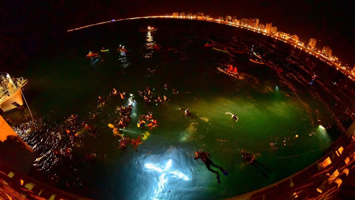 El impactante Vía Crucis submarino se hizo en Puerto Madryn