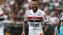 Dani Alves: le regalaron una camiseta y desafió a River