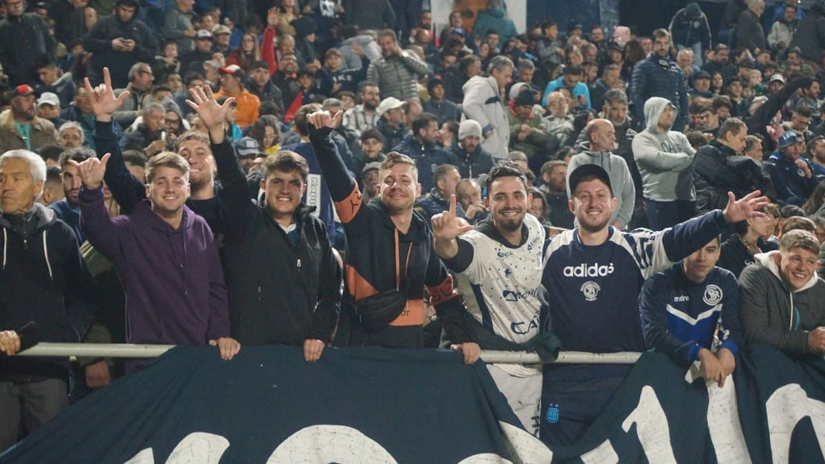 Los hinchas de la Lepra no ven la hora de que llegue el domingo y jugar la final ante Almirante Brown. Los hinchas de la Lepra no ven la hora de que llegue el domingo y jugar la final ante Almirante Brown.