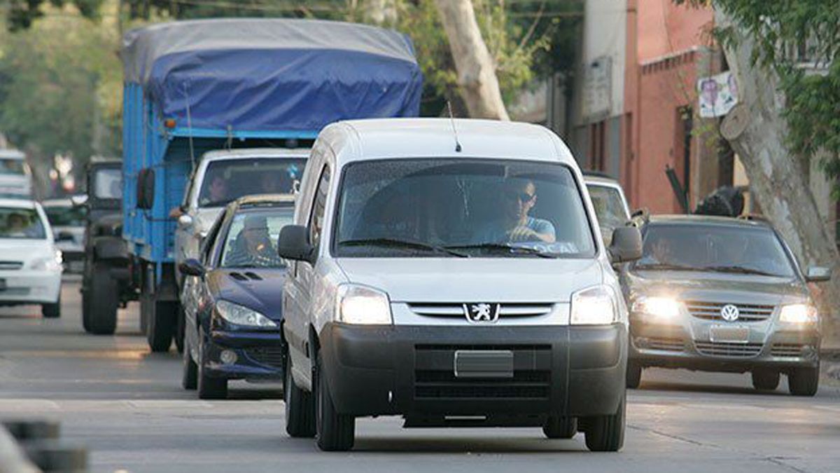 El proyecto de reducción de las multas por el no uso de luces bajas es tratado en el Senado tras la media sanción de Diputados.