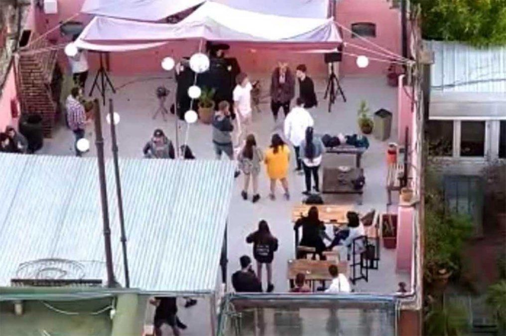 En un hostel de Palermo, una fiesta electrónica clandestina fue desarticulada: cinco personas fueron detenidas y además se les inició causa a otras 27.