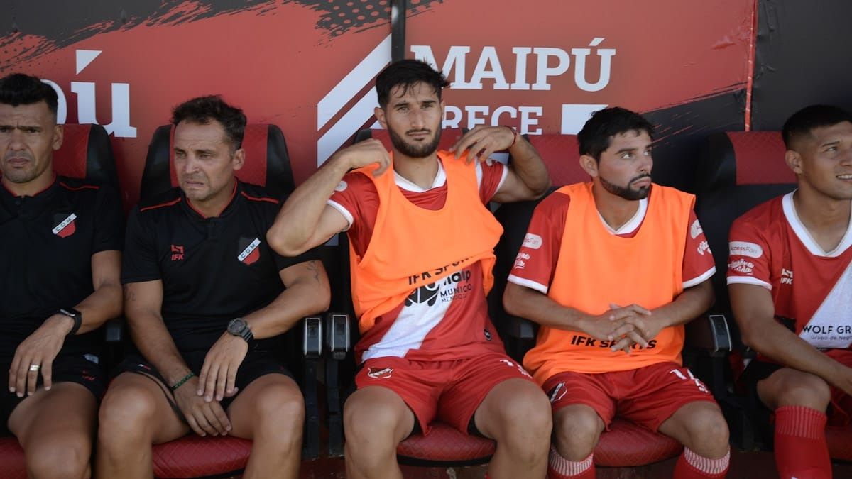 Matía Viguet en el banco de suplentes, luego entró por Agustín Manzur.