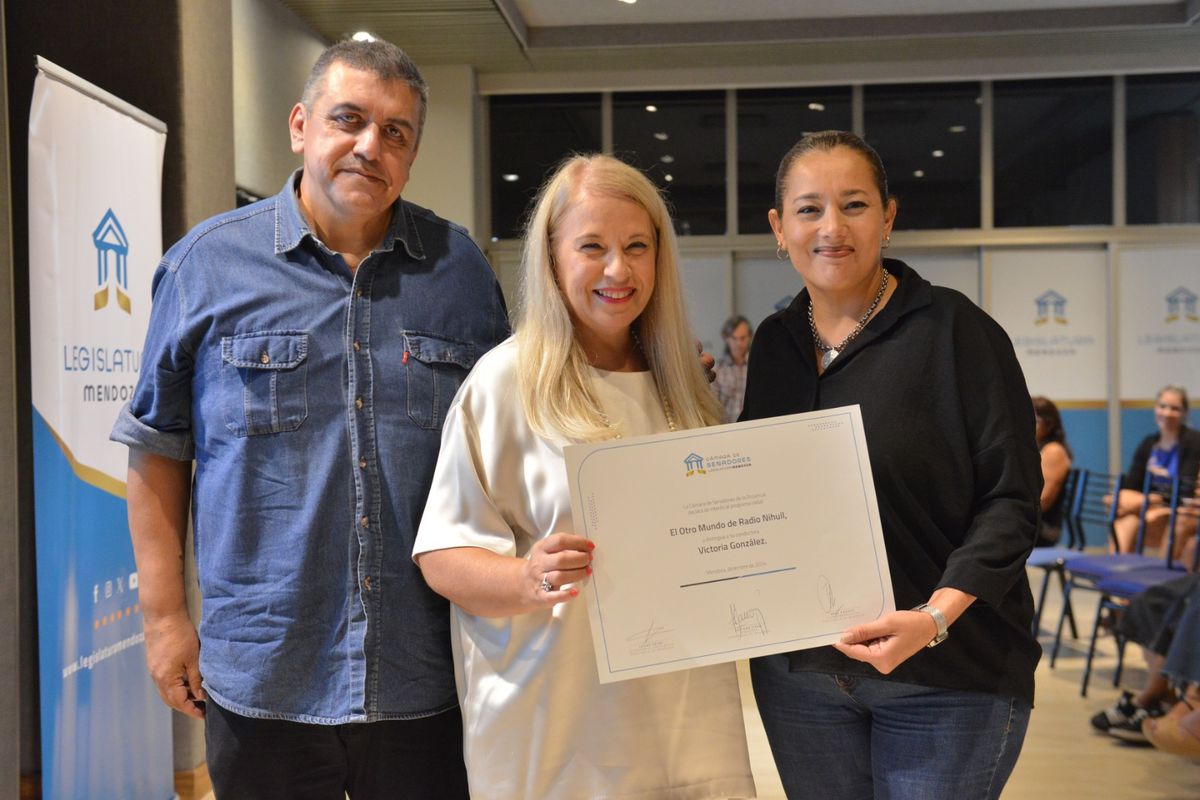 Marcelo Zárate y Victoria González, de El Otro Mundo (Radino Nihuil), con la distinción entregada por la senadora Adriana Cano.