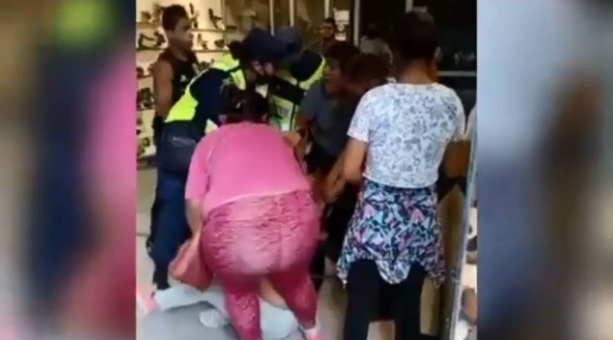 La pelea entre vendedoras ambulantes fue filmada en video.&nbsp;
