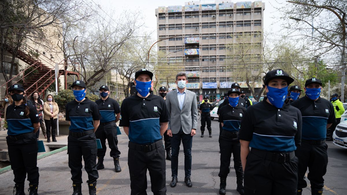 El intendente Ulpiano Suarez les dio la bienvenida a los flamantes 20 nuevos servidores p&uacute;blicos de la comuna capitalina.