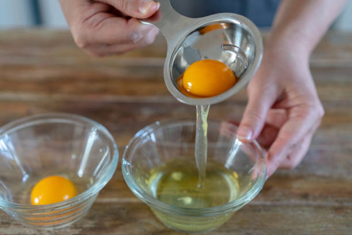 Existen distintas formas para separar la clara y la yema. Existen distintas formas para separar la clara y la yema.