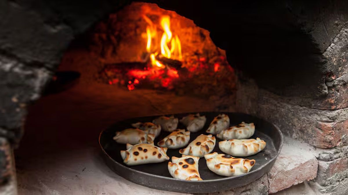 Construir un horno de barro en casa y cocinar empanadas o pan casero, es una experiencia que todo debería vivir alguna vez en la vida.