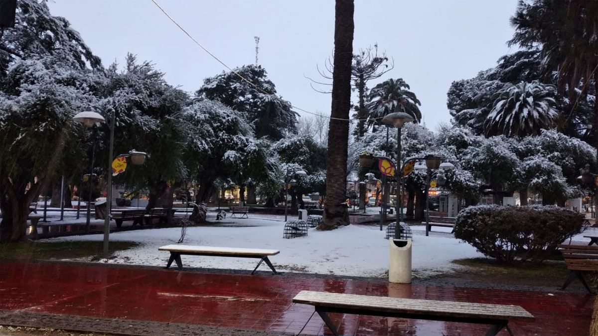 La plaza de Luján quedó blanca con la nevada de la madrugada.