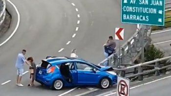 Videos: chocaron en la Autopista 25 de Mayo y tiraron las botellas que llevaban en el auto