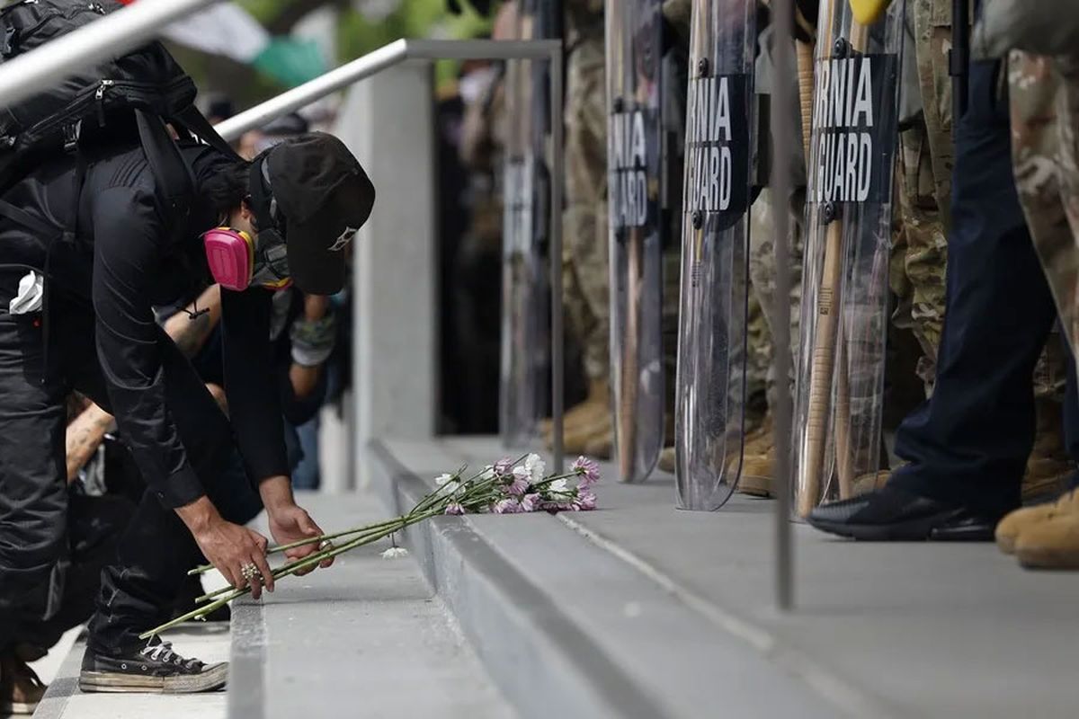 Un grupo de manifestantes dejando flores a un grupo de miembros de la Guardia Nacional en Los Ángeles, California, Estados Unidos (Archivo). Crédito: EFE/ Caroline Brehman. Un grupo de manifestantes dejando flores a un grupo de miembros de la Guardia Nacional en Los Ángeles, California, Estados Unidos (Archivo). Crédito: EFE/ Caroline Brehman.