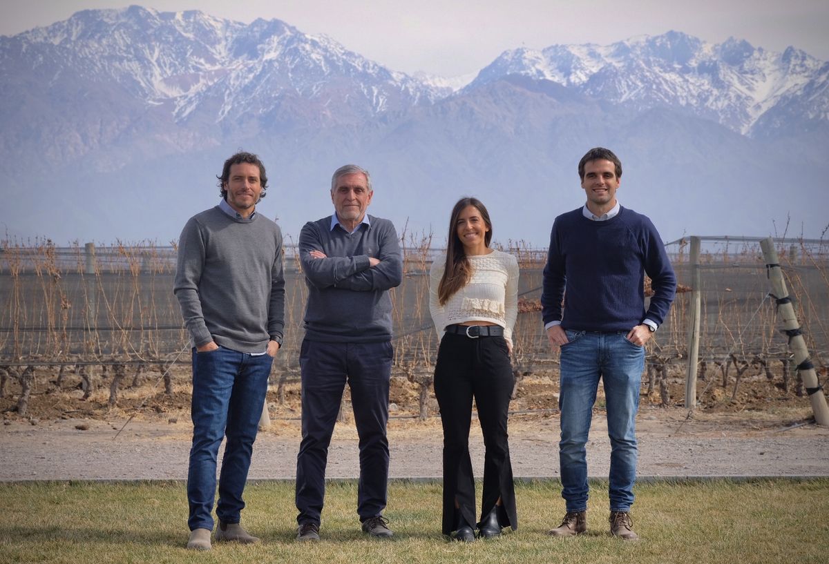 José "Pepe" Zuccardi junto a sus hijos Sebastián, Julia y Miguel, quienes heredaron su pasión por la vitivinicultura. José "Pepe" Zuccardi junto a sus hijos Sebastián, Julia y Miguel, quienes heredaron su pasión por la vitivinicultura.
