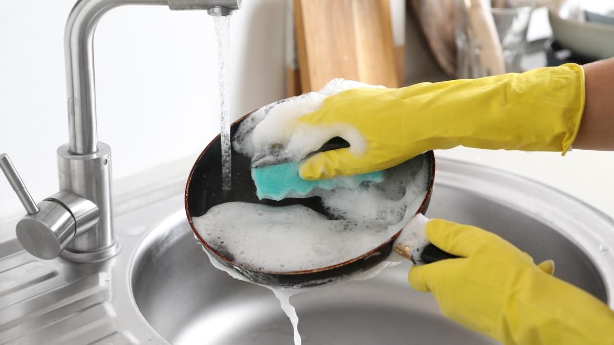 Dile adiós a las manchas de aceite pegadas en las sartenes