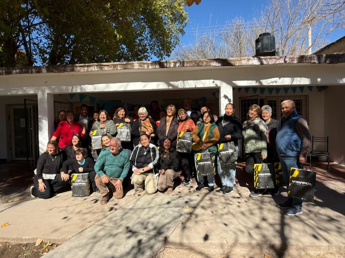 Mas de 30 personas mayores que a diario asisten al Centro Recreativo María Luisa Idelfonsi de Vila, recibieron un par de zapatillas nuevas, gracias a la solidaridad de Vaypol empresa mendocina dedicada a la venta de artículos deportivos.