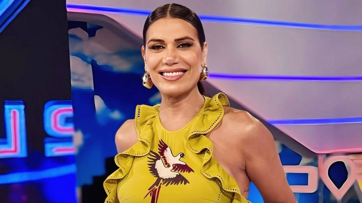 A sus 49 años, Florencia de la V estrena mini vestido ultra XS y marca tendencia al ras