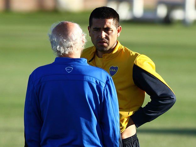 Otros gloriosos tiempos de Boca, con Carlos Bianchi de DT y Juan Román Riquelme como jugador. Otros gloriosos tiempos de Boca, con Carlos Bianchi de DT y Juan Román Riquelme como jugador.