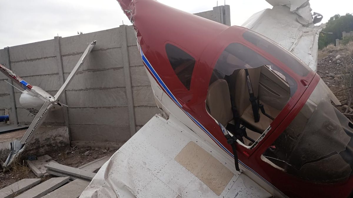 La avioneta quedó destruida luego de impactar contra un cerro en Luján. La avioneta quedó destruida luego de impactar contra un cerro en Luján.