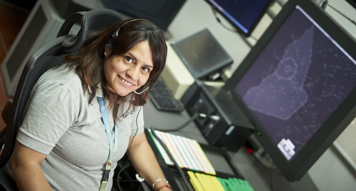 Johana Gómez lleva una década de experiencia como controladora de tránsito aéreo. Es chaqueña y tiene 35 años. Johana Gómez lleva una década de experiencia como controladora de tránsito aéreo. Es chaqueña y tiene 35 años.