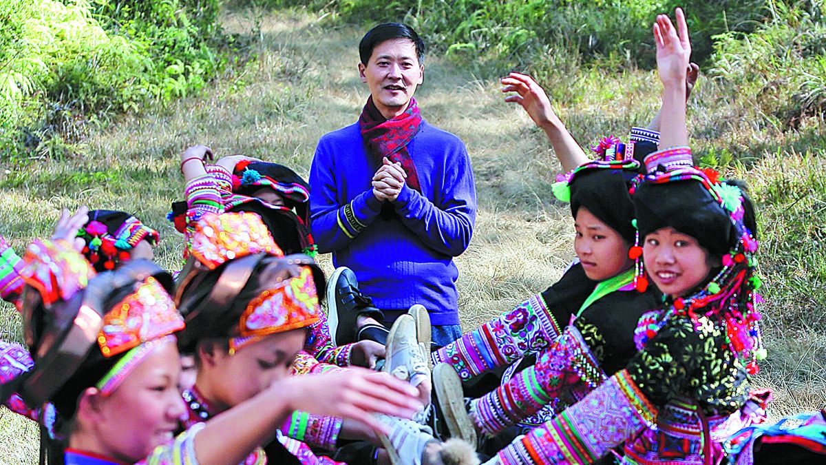 Guan Yu dirige a los niños en una sesión de práctica en un valle de Yunnan. ZHANG PING / PARA CHINA DAILY