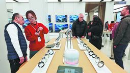 Visitantes observan relojes inteligentes en la tienda insignia global de Huawei en Nanjing Road, Shanghai, el 27 de febrero. WANG GANG / PARA CHINA DAILY.