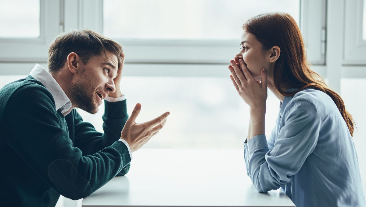 Significado de tocarse la cara al hablar