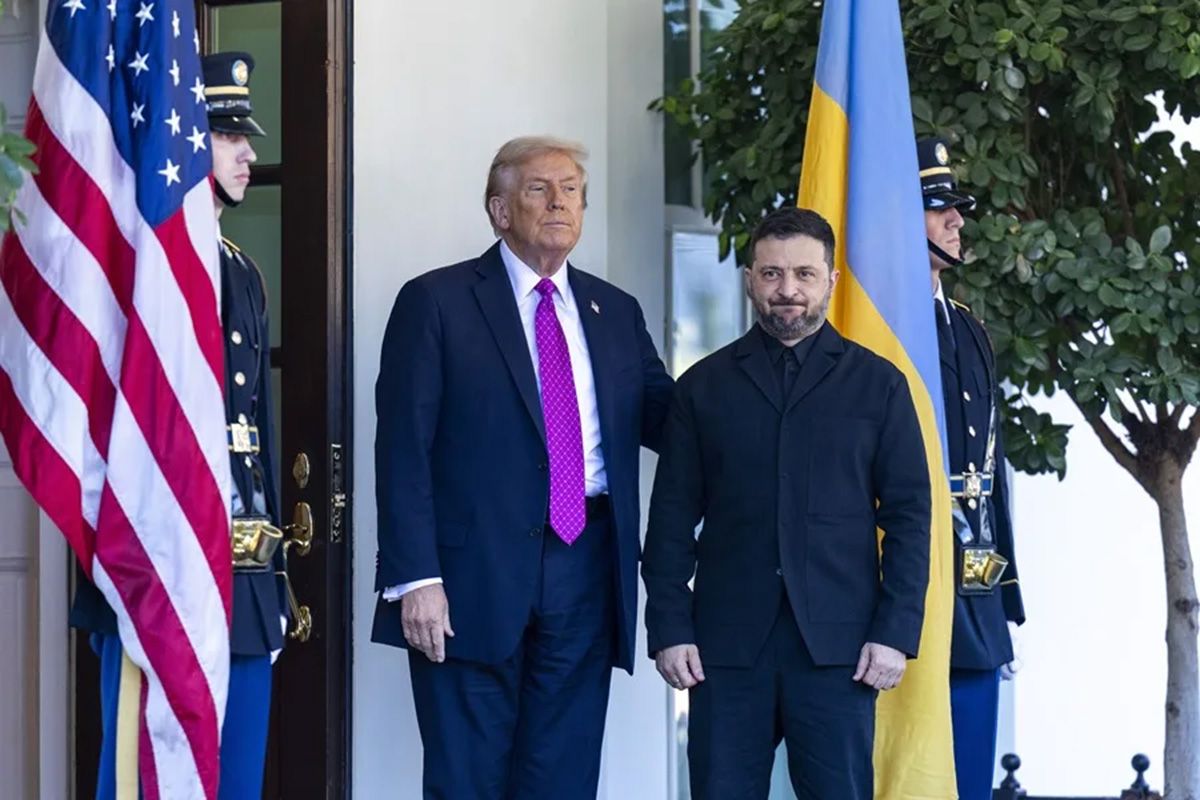 El presidente estadounidense, Donald Trump, saluda al presidente ucraniano, Volodimir Zelenski, en Estados Unidos (Archivo). La OTAN impulsa un nuevo paquete de ayuda a Ucrania con armas de este país. Crédito. EFE/EPA/SHAWN THEW.